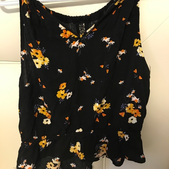 Cute floral top - Picture 2 of 2